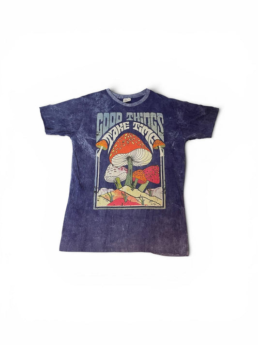 La t-shirt “Good Things Vibe Here” è un’esplosione di colori e vibes positive ispirata all’estetica psichedelica vintage.
