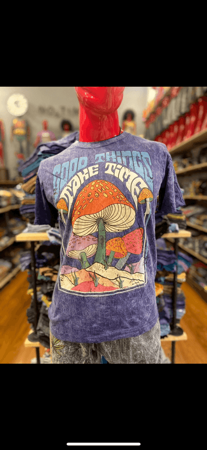 La t-shirt “Good Things Vibe Here” è un’esplosione di colori e vibes positive ispirata all’estetica psichedelica vintage.