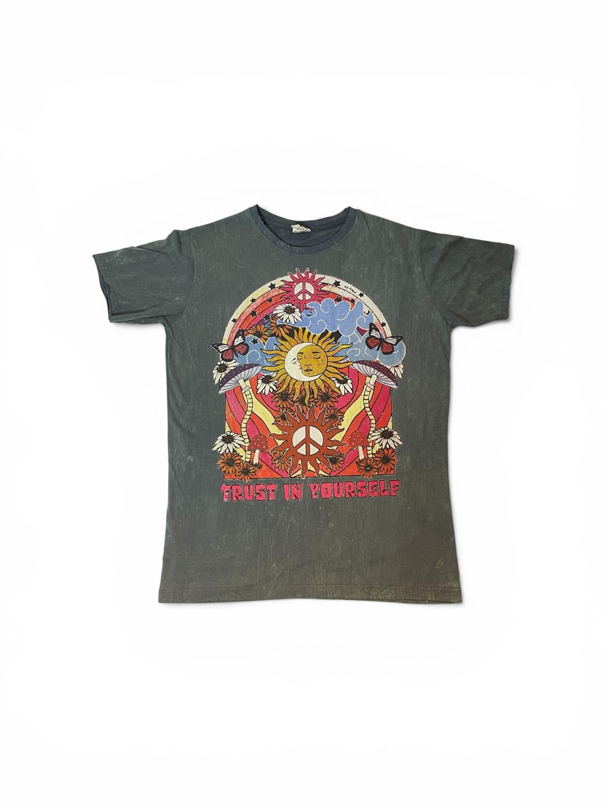 La t-shirt “Trust in Yourself” unisce estetica psichedelica, simboli peace &amp; love e vibes vintage in un design pieno di energia positiva.