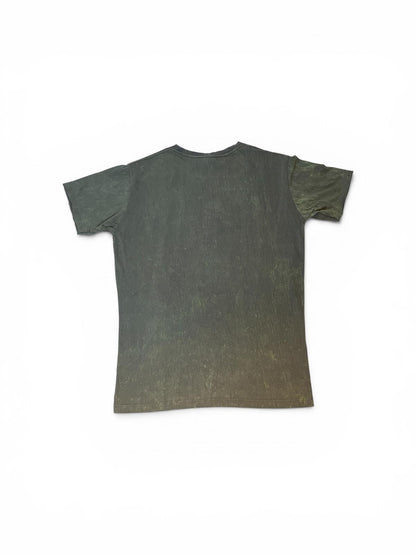 La t-shirt “Trust in Yourself” unisce estetica psichedelica, simboli peace &amp; love e vibes vintage in un design pieno di energia positiva.