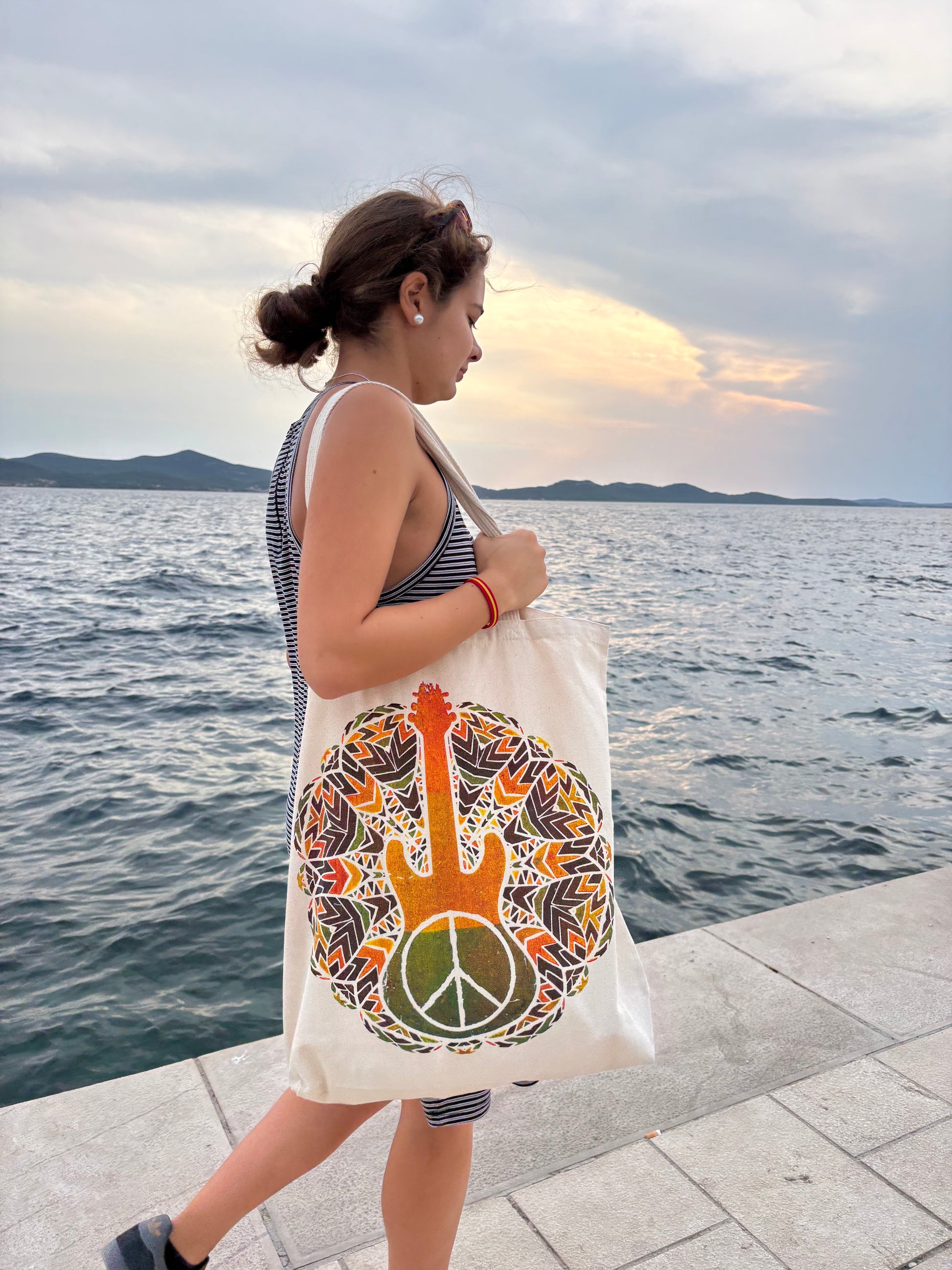 Borsa in tela di cotone grezzo con chiusura in velcro, stampa chitarra e simbolo della pace in stile boho
