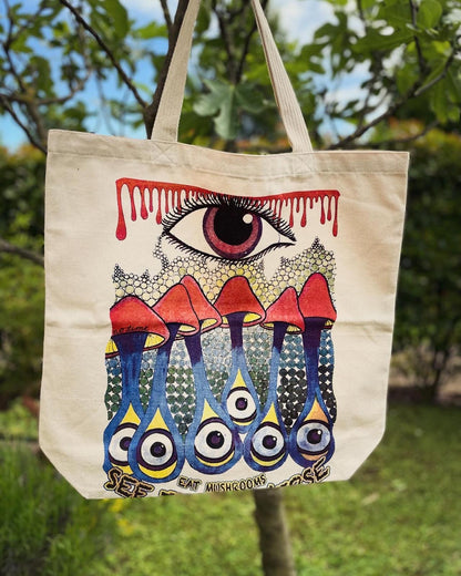Borsa in tela di cotone grezzo con stampa psichedelica di funghi e occhi e scritta eat mushrooms see the universe