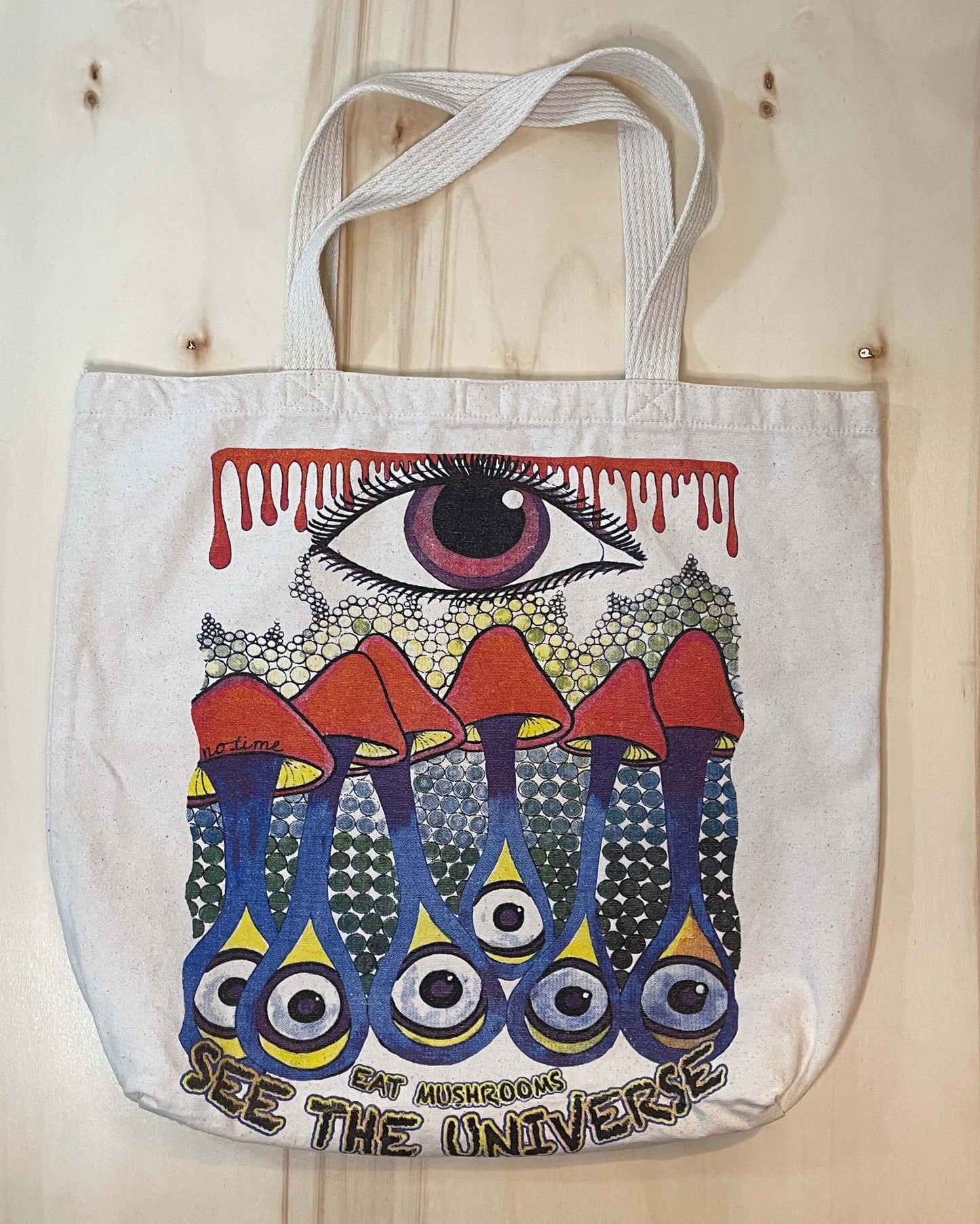 Borsa in tela di cotone grezzo con stampa psichedelica di funghi e occhi e scritta eat mushrooms see the universe