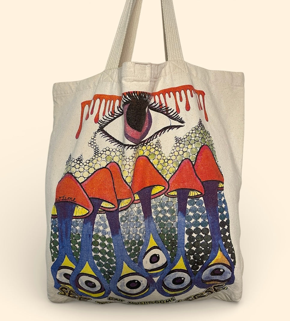 Borsa in tela di cotone grezzo con stampa psichedelica di funghi e occhi e scritta eat mushrooms see the universe, model