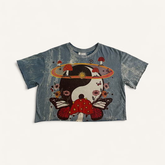 Crop top da donna blu vintage in cotone con grafica hippie psichedelica: simbolo Yin Yang decorato con funghi rossi, fiori e farfalle.