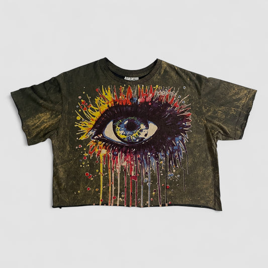 Crop top nero da donna in cotone con stampa artistica di un occhio psichedelico multicolore che cola in schizzi vivaci.
