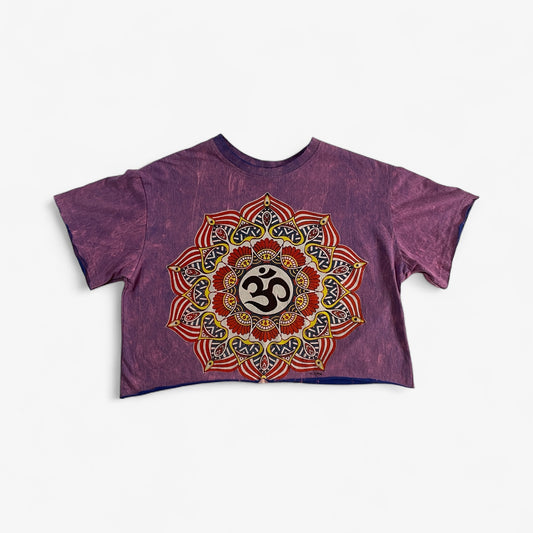 Crop top da donna viola délavé con grande stampa mandala colorato e simbolo OM centrale, stile hippie e yoga.