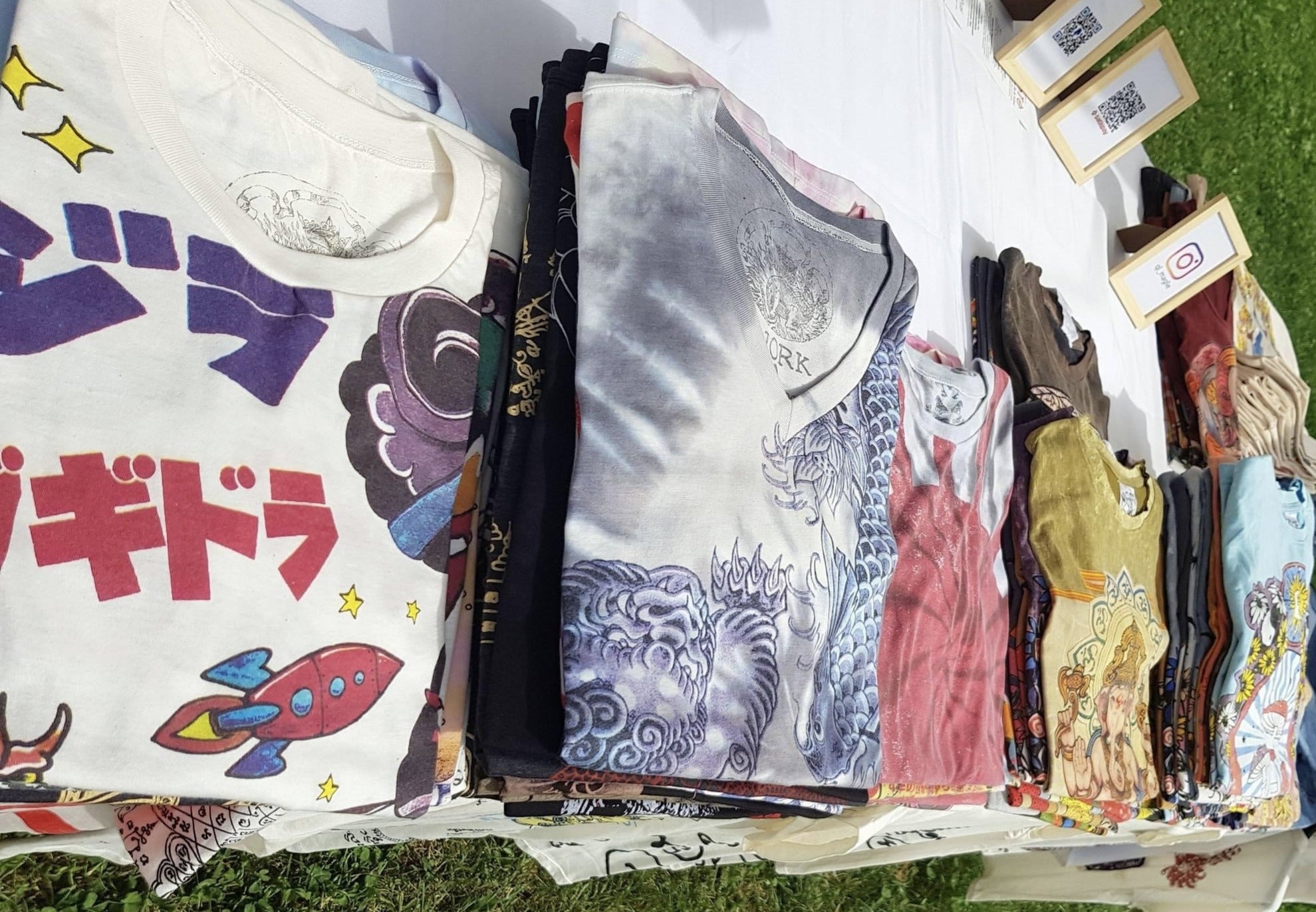 Collezione di t-shirt grafiche QL Maglie con design artistici ispirati a cultura asiatica, spiritualità, viaggi e streetwear creativo.