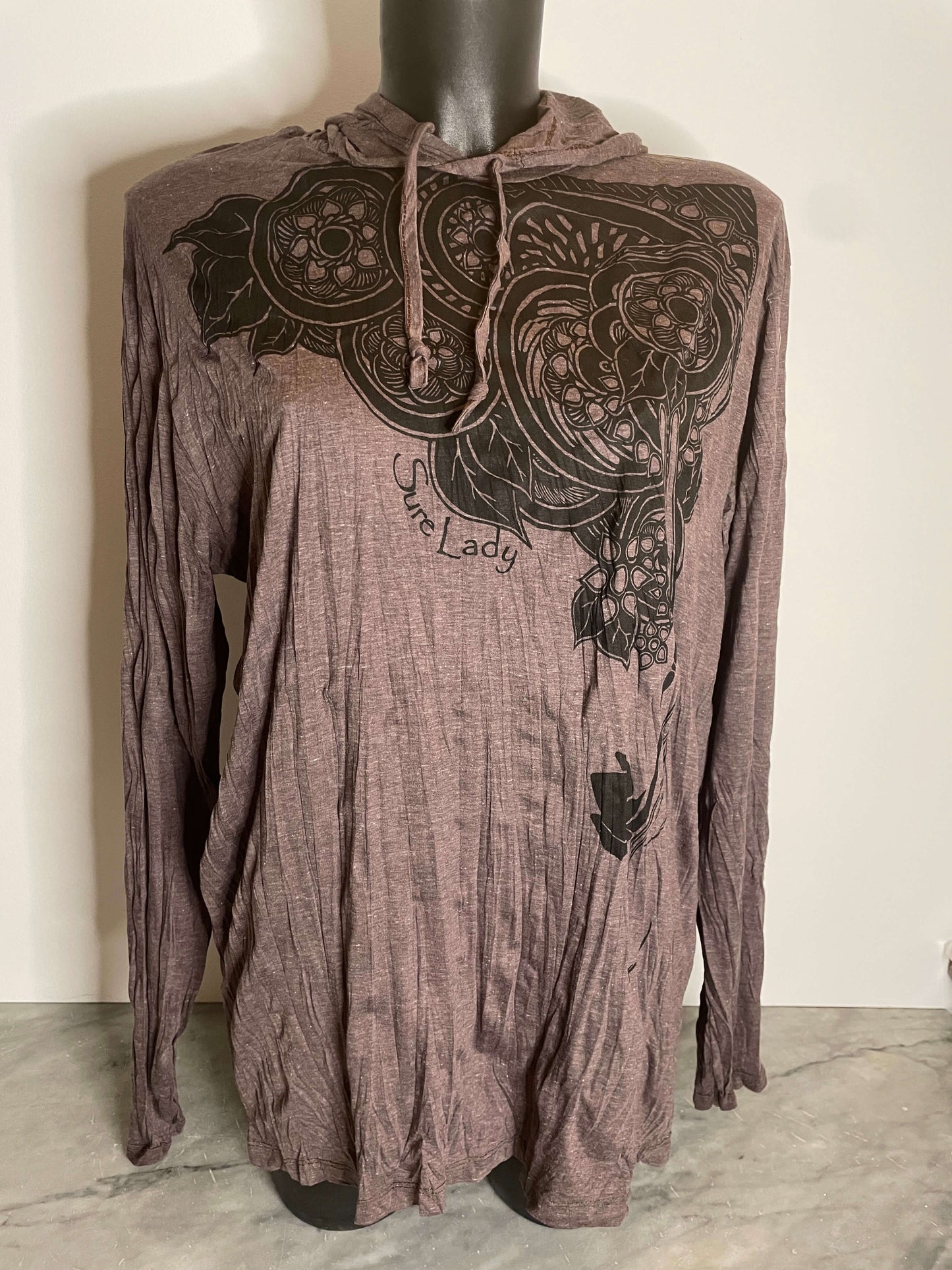 Hood donna Sure in cotone stropicciato color marrone con stampa floreale di fiori di loto neri sul petto, cappuccio leggero e maniche lunghe, front on model.