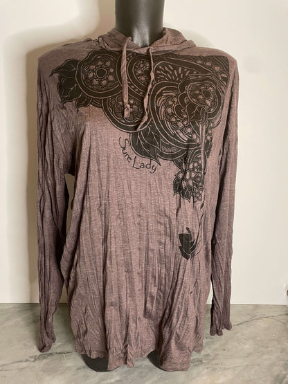 Hood donna Sure in cotone stropicciato color marrone con stampa floreale di fiori di loto neri sul petto, cappuccio leggero e maniche lunghe, front on model.