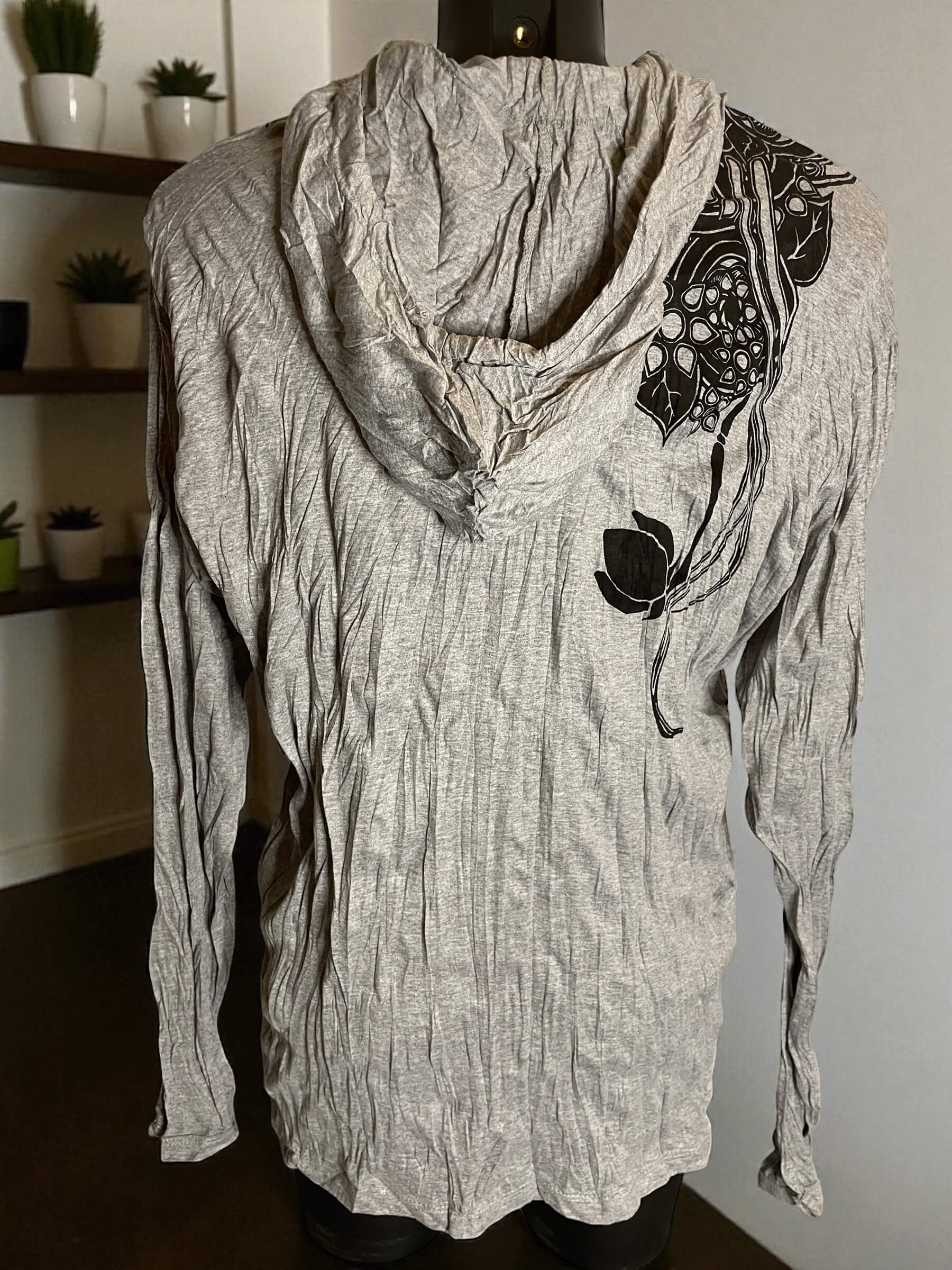 Hood donna Sure in cotone stropicciato color grigio chiaro con stampa floreale di fiori di loto neri sul petto, cappuccio leggero e maniche lunghe, back on model.