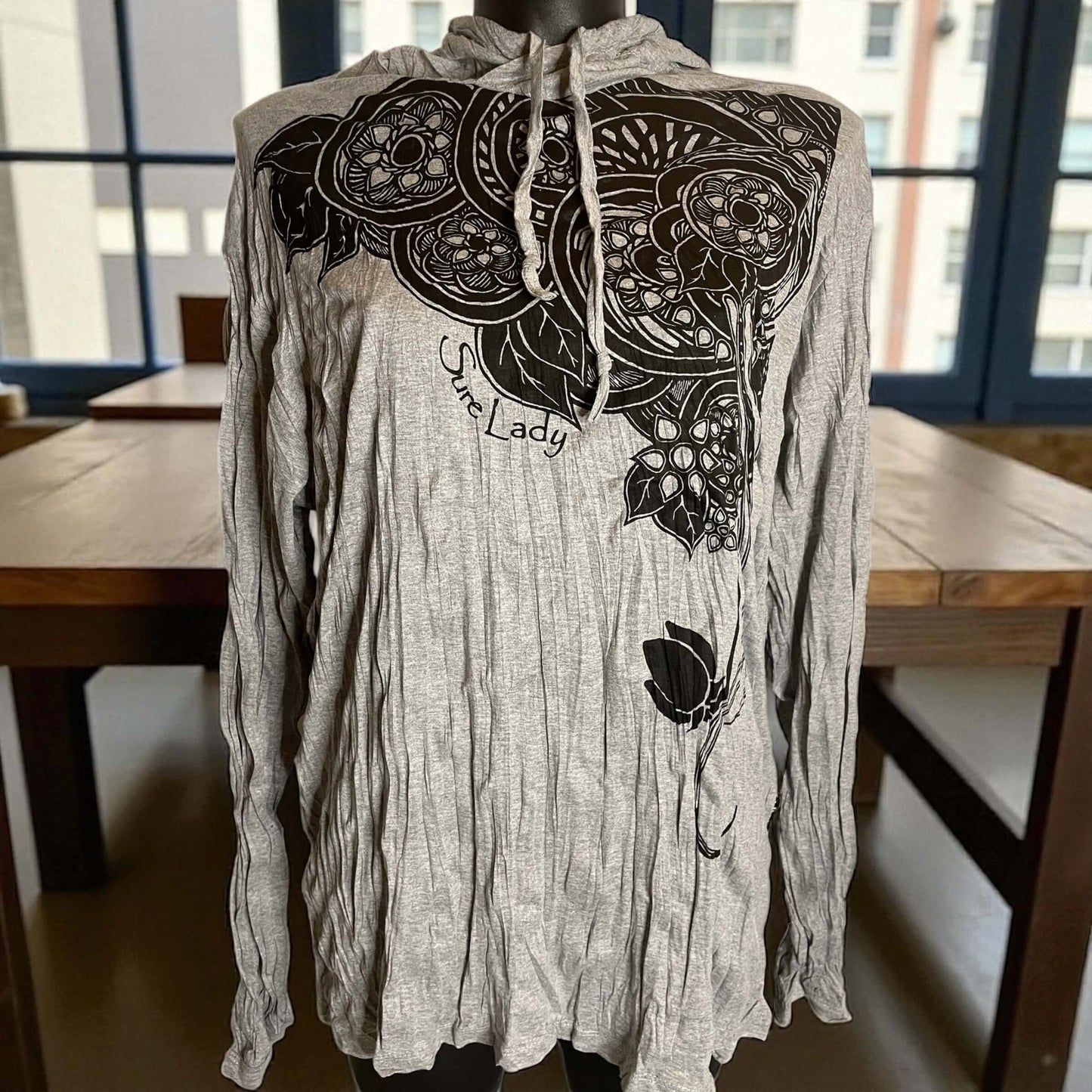 Hood donna Sure in cotone stropicciato color grigio chiaro con stampa floreale di fiori di loto neri sul petto, cappuccio leggero e maniche lunghe, front on model.
