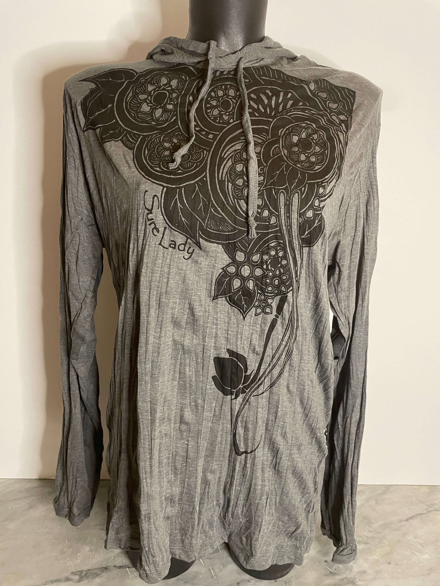 Hood donna Sure in cotone stropicciato color grigio scuro con stampa floreale di fiori di loto neri sul petto, cappuccio leggero e maniche lunghe, front on model.