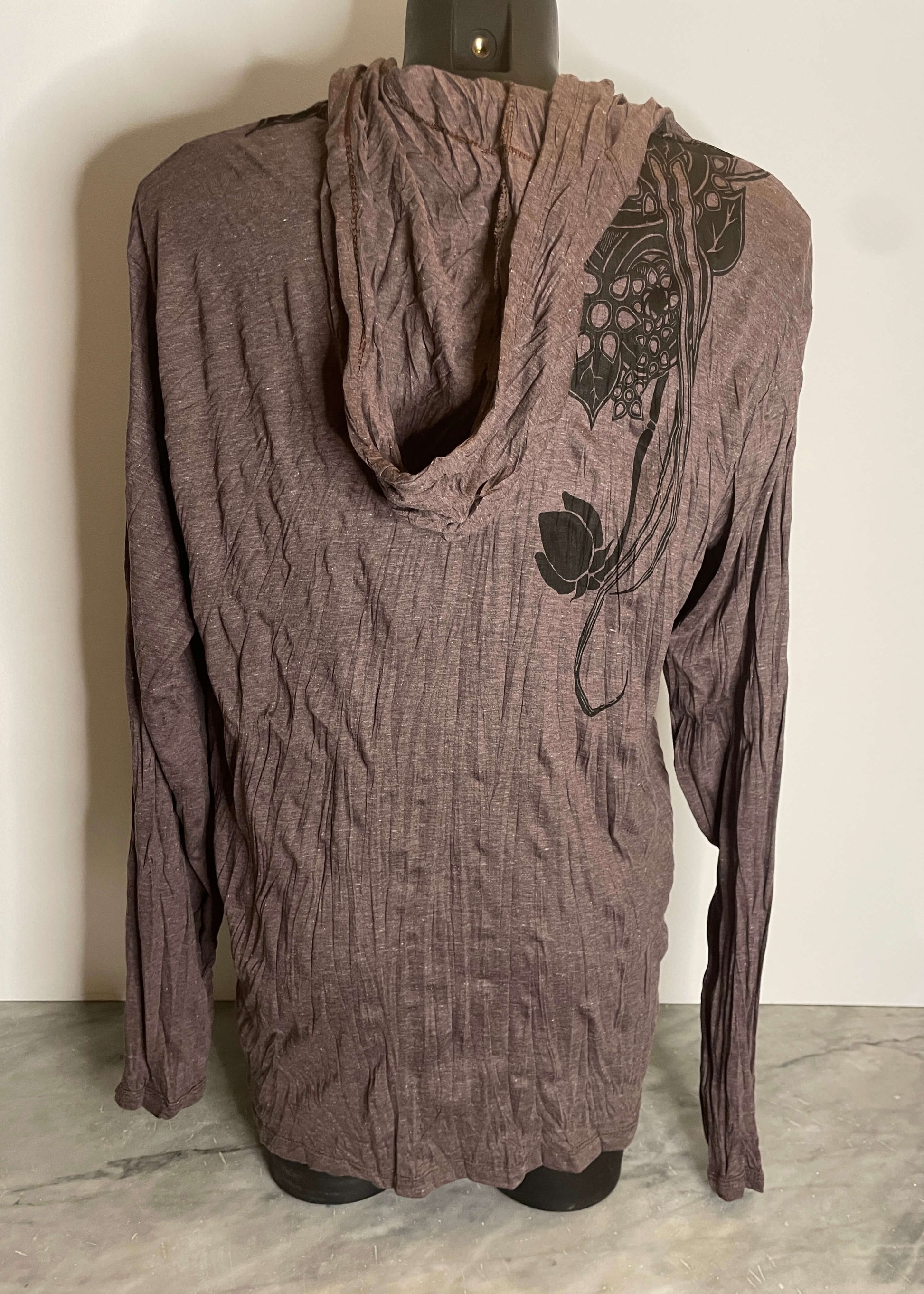 Hood donna Sure in cotone stropicciato color marrone con stampa floreale di fiori di loto neri sul petto, cappuccio leggero e maniche lunghe, back on model.