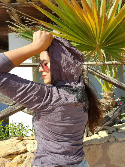 Hood donna Sure in cotone stropicciato color marrone con stampa floreale di fiori di loto neri sul petto, cappuccio leggero e maniche lunghe, back on model1.