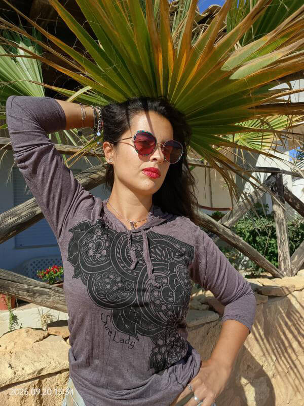 Hood donna Sure in cotone stropicciato color marrone con stampa floreale di fiori di loto neri sul petto, cappuccio leggero e maniche lunghe, front on model1.