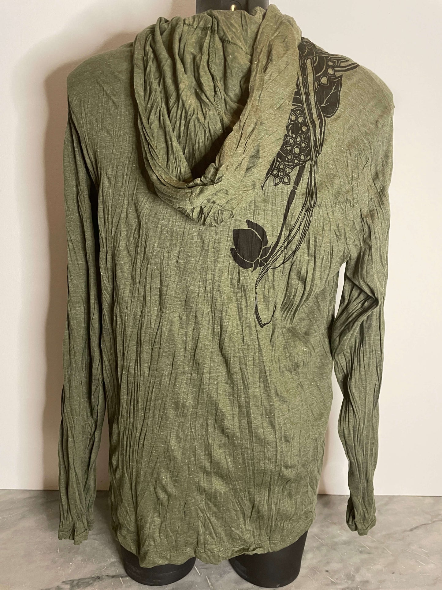 Hood donna Sure in cotone stropicciato color verde con stampa floreale di fiori di loto neri sul petto, cappuccio leggero e maniche lunghe, back on model.