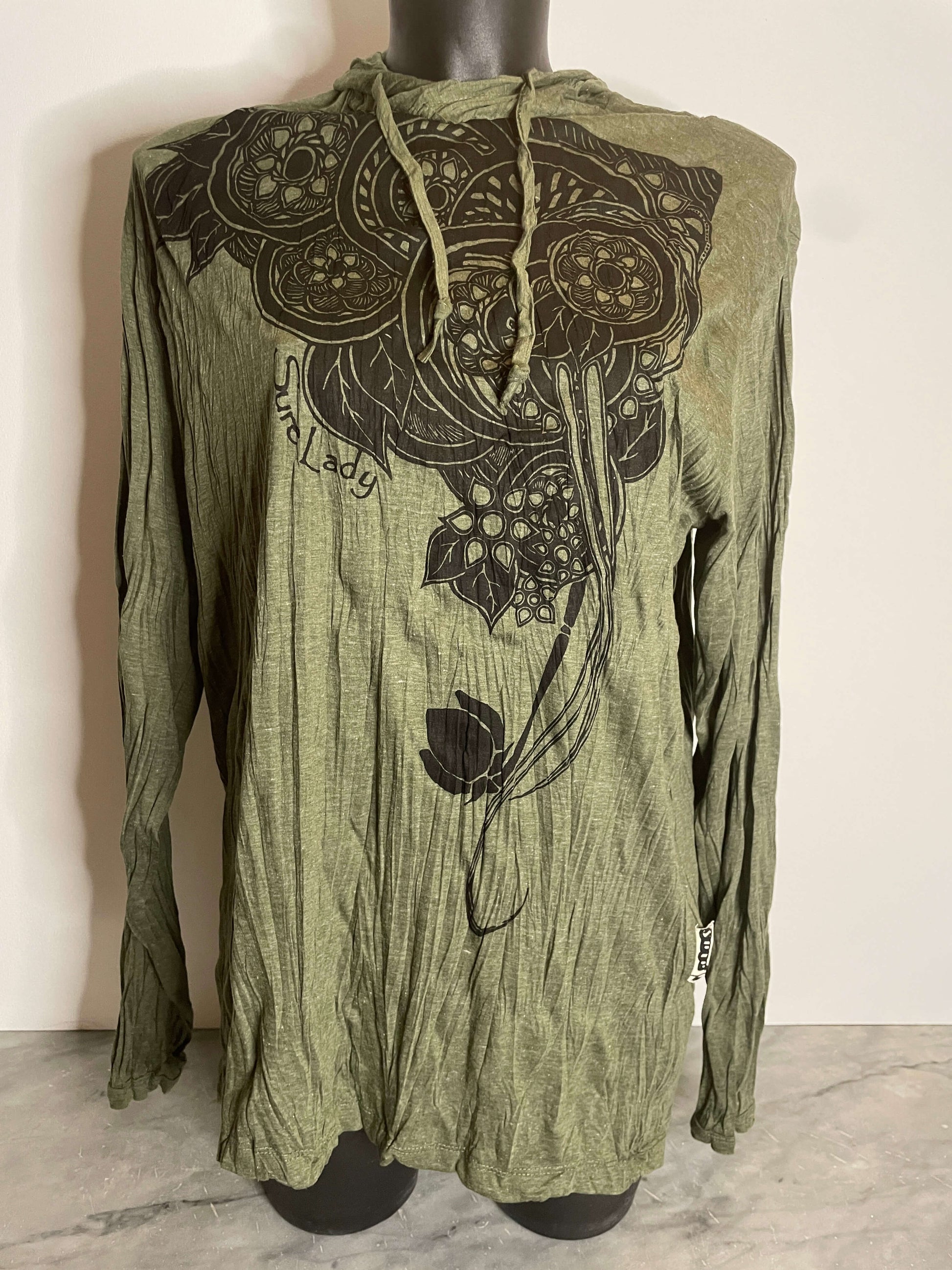 Hood donna Sure in cotone stropicciato color verde con stampa floreale di fiori di loto neri sul petto, cappuccio leggero e maniche lunghe, front on model.