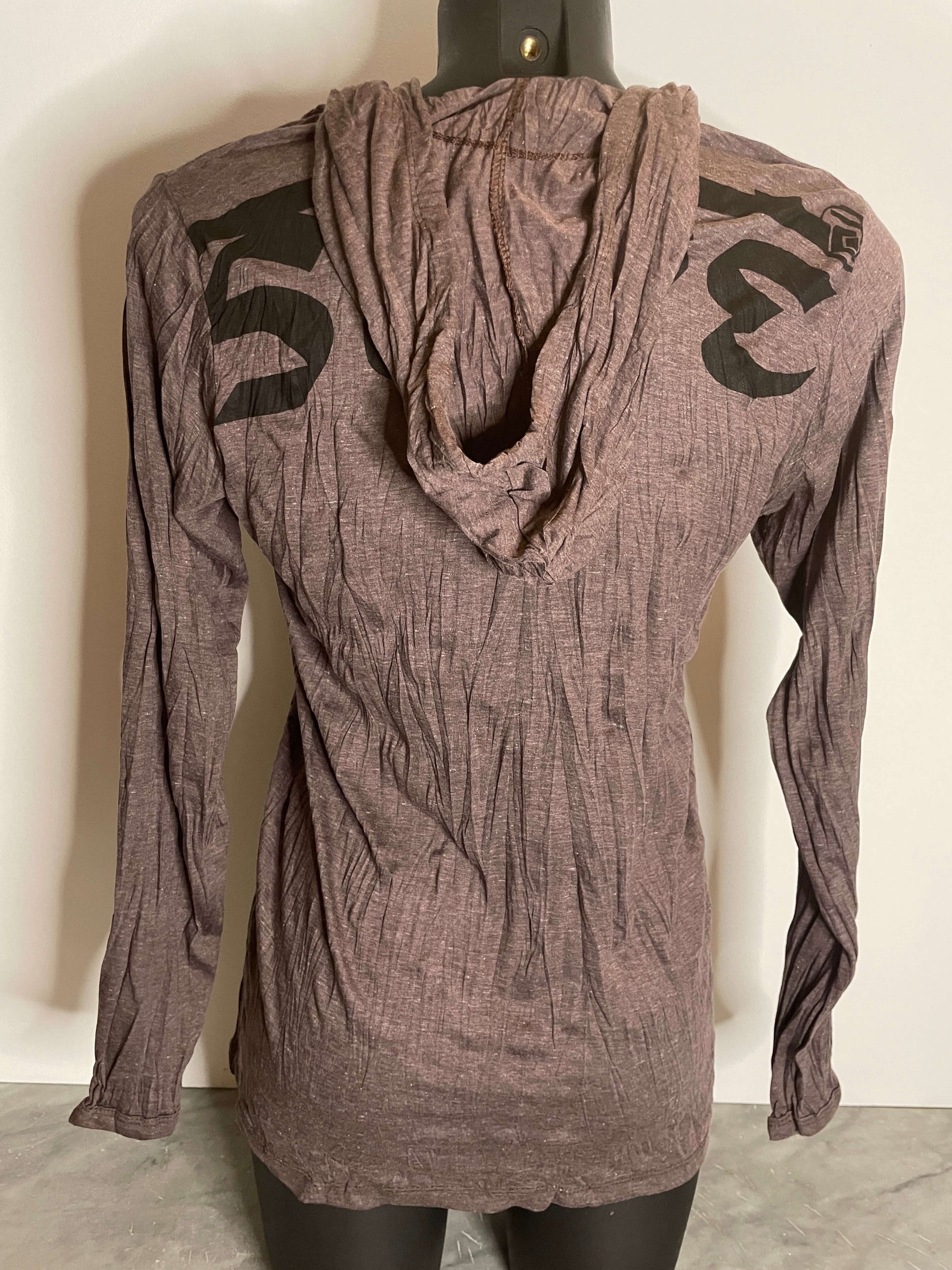 Hood donna Sure in cotone stropicciato marrone con cappuccio e grande stampa mandala a fiore di loto nera sul petto, tessuto leggero e pieghevole, back on model.