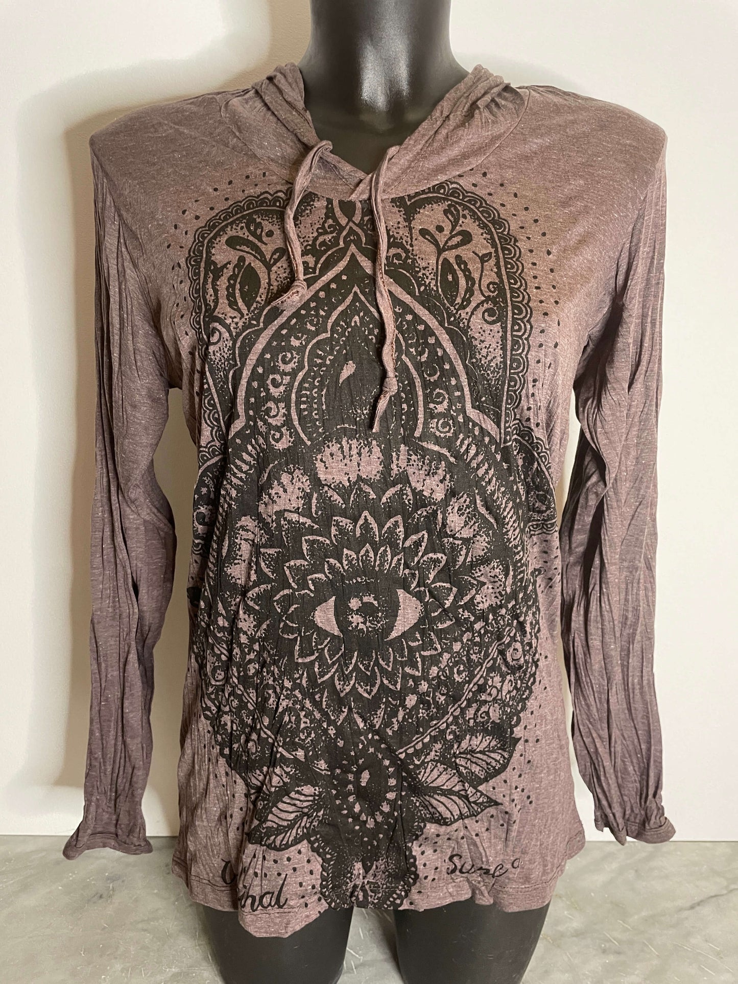 Hood donna Sure in cotone stropicciato marrone con cappuccio e grande stampa mandala a fiore di loto nera sul petto, tessuto leggero e pieghevole, front on model.