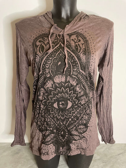 Hood donna Sure in cotone stropicciato marrone con cappuccio e grande stampa mandala a fiore di loto nera sul petto, tessuto leggero e pieghevole, front on model.