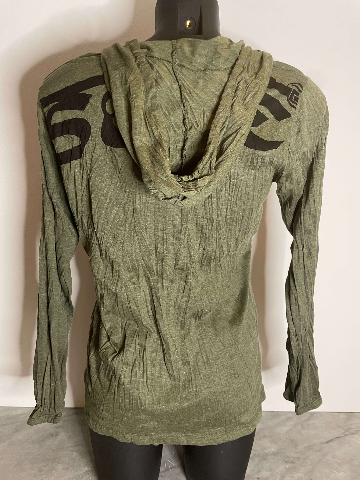 Hood donna Sure in cotone stropicciato verde con cappuccio e grande stampa mandala a fiore di loto nera sul petto, tessuto leggero e pieghevole, back.