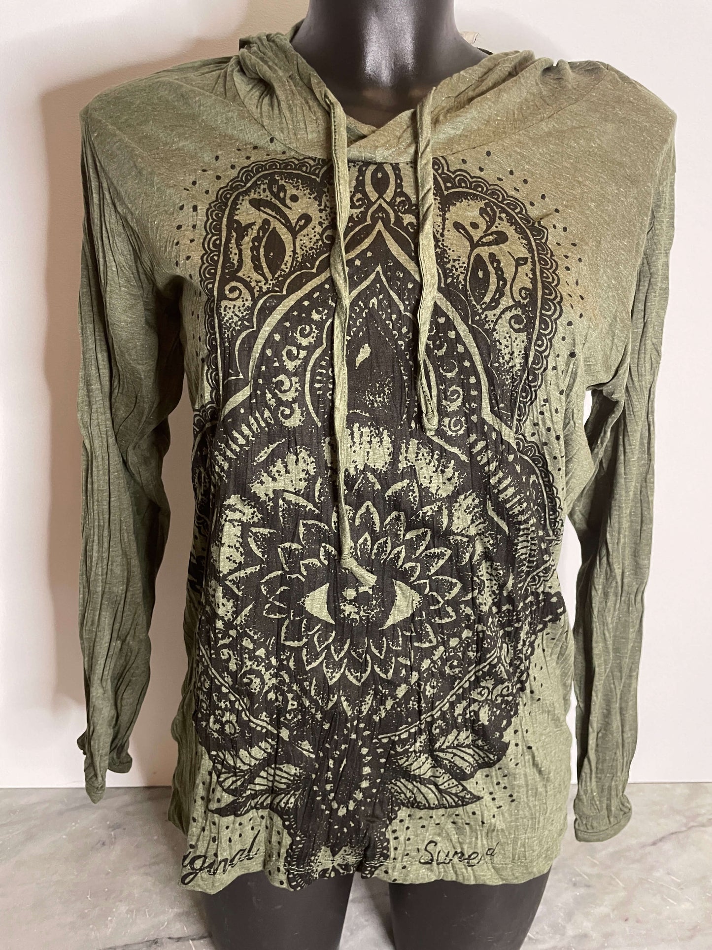 Hood donna Sure in cotone stropicciato verde con cappuccio e grande stampa mandala a fiore di loto nera sul petto, tessuto leggero e pieghevole, front.