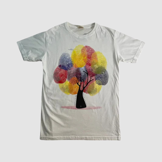 Maglietta Bianca Unisex in Cotone – Albero con Foglie a Impronte Colorate - ql maglie