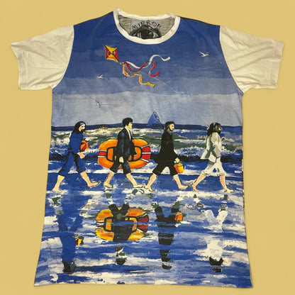 Maglietta unisex con illustrazione ironica dei Beatles che attraversano una spiaggia in stile Abbey Road