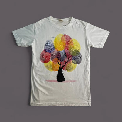 Maglietta bianca ql maglie con albero di impronte colorate, design creativo.