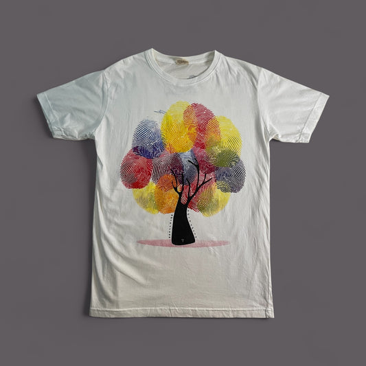 Maglietta bianca unisex in cotone con stampa artistica di un albero con foglie create da impronte digitali multicolore.