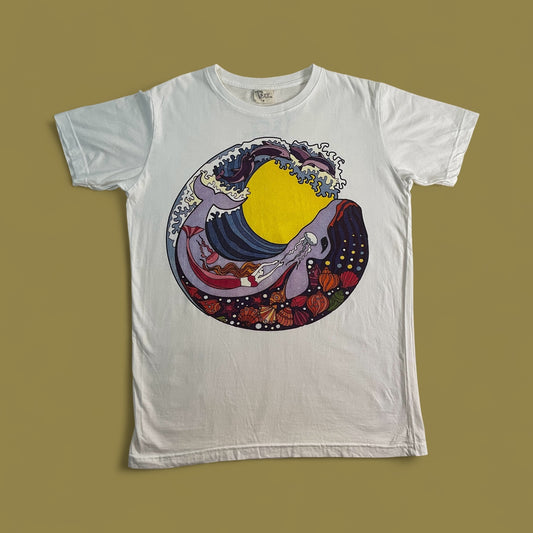 Maglietta bianca unisex in cotone con stampa psichedelica di onda, luna e sirena colorata.