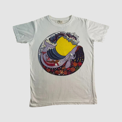 Maglietta bianca ql maglie con stampa onda, luna e sirena psichedelica colorata