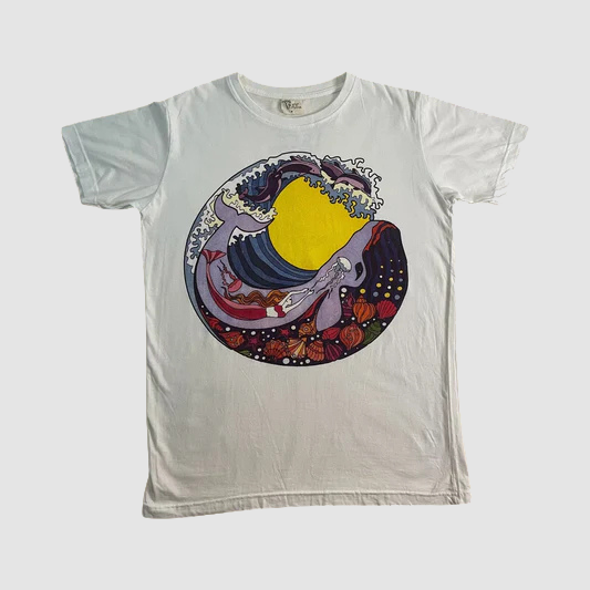 Maglietta bianca ql maglie con stampa onda, luna e sirena psichedelica colorata