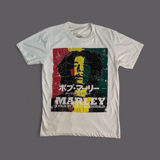 Maglietta bianca unisex in cotone con stampa del volto di Bob Marley ispirata al film documentario Marley (2012), grafica con colori rastafari e scritte giapponesi