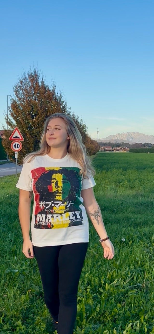 Maglietta vintage con stampa colorata stile reggae, indossata, ql maglie