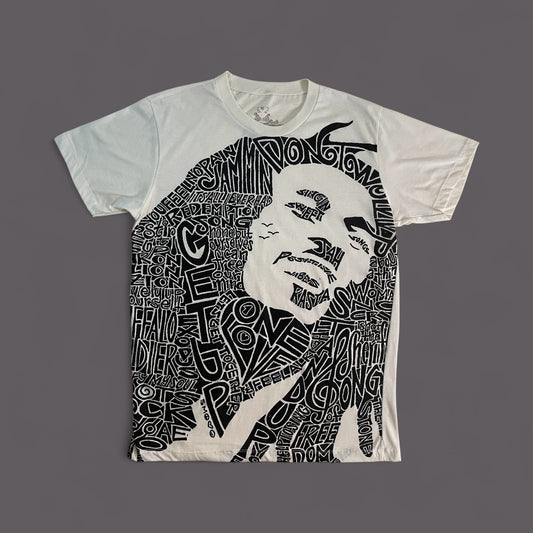 Maglietta bianca unisex in cotone con ritratto tipografico di Bob Marley composto dai titoli delle sue canzoni in nero