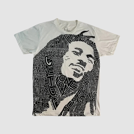 Maglietta Unisex Bianca con Ritratto Tipografico di Bob Marley – Stampa con Titoli delle Canzoni - ql maglie