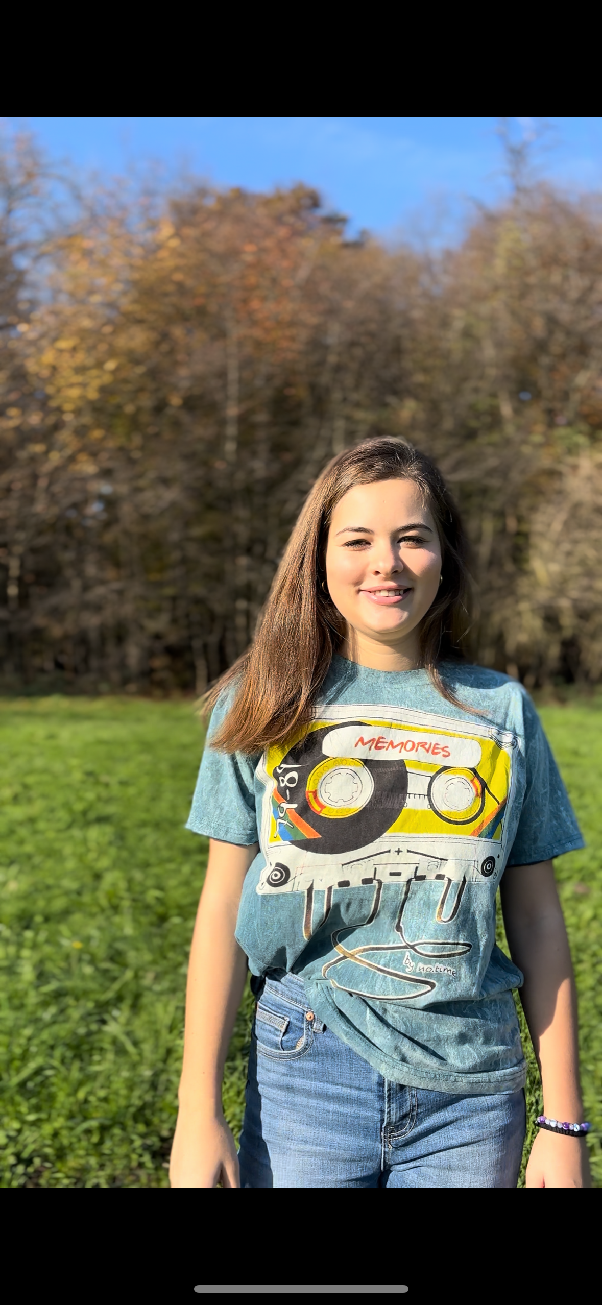 T-shirt vintage stonewash con grande stampa di una cassetta audio e scritta “Memories”, maglia unisex in cotone, indossata da una modella.