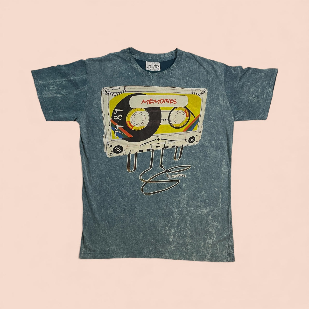 T-shirt vintage stonewash con grande stampa di una cassetta audio e scritta “Memories”, maglia unisex in cotone.