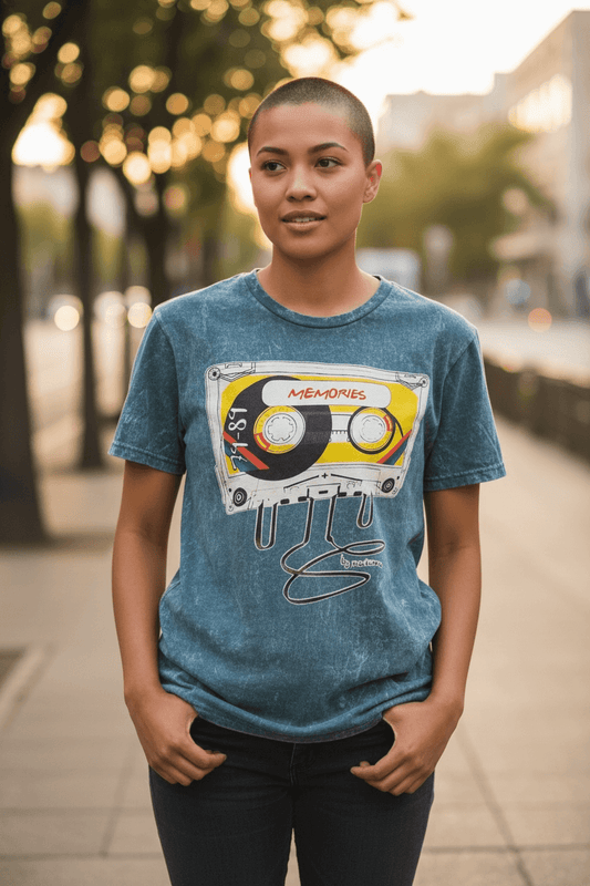 T-shirt vintage stonewash con grande stampa di una cassetta audio e scritta “Memories” — maglia unisex in cotone, on model.