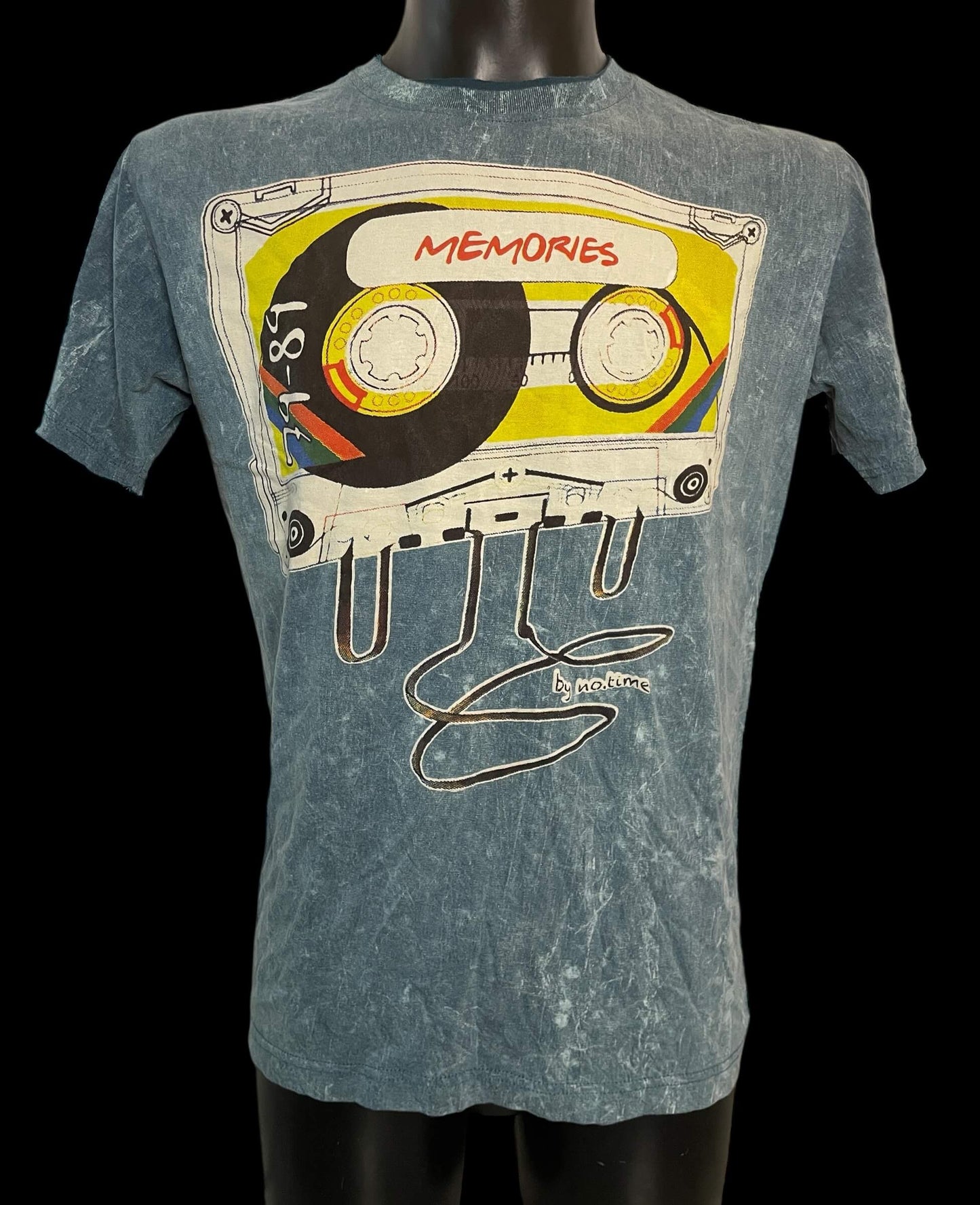T-shirt vintage stonewash con grande stampa di una cassetta audio e scritta “Memories”, maglia unisex in cotone, esposta su manichino.