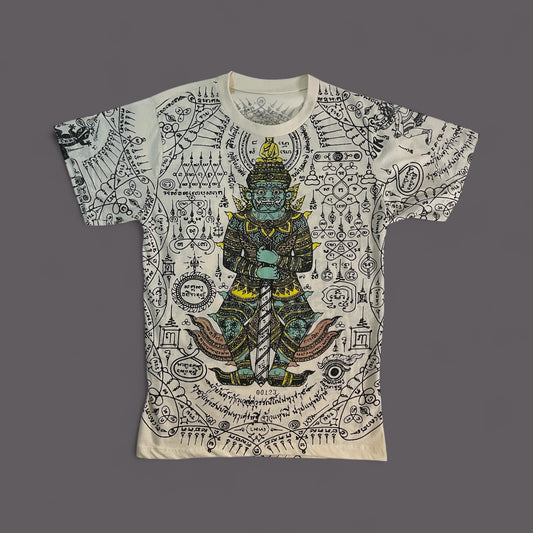 Maglietta unisex bianca in cotone con stampa raffigurante una divinità orientale protettiva e simboli mistici thailandesi in stile Sak Yant