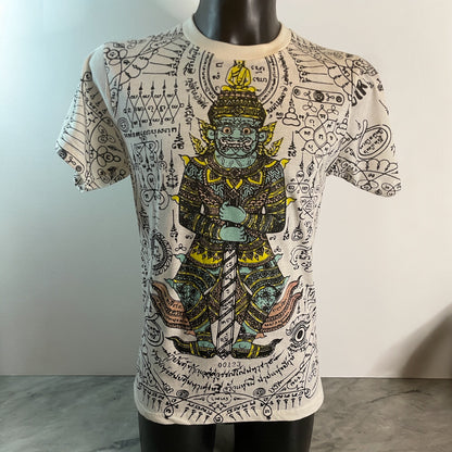 Maglietta unisex bianca in cotone con stampa raffigurante una divinità orientale protettiva e simboli mistici thailandesi in stile Sak Yant, model 
