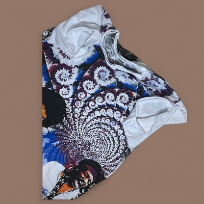 Maglietta unisex con stampa psichedelica di Jimi Hendrix in concerto, stile anni '70 con sfondo caleidoscopico, dettaglio