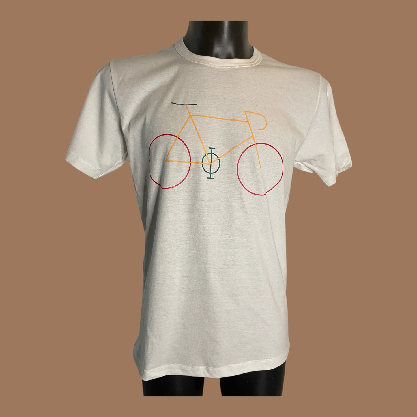 Maglietta bianca con stampa minimal di bicicletta a linee colorate — t-shirt uomo/donna, on model.