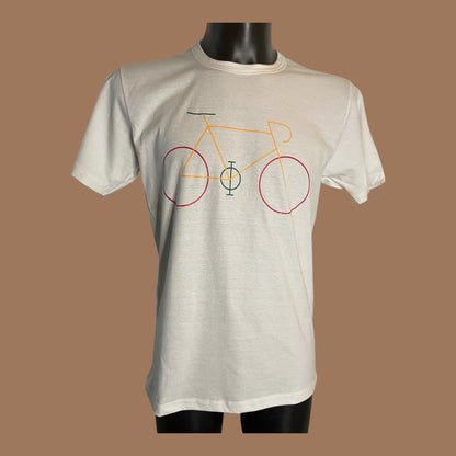 Maglietta bianca con stampa minimal di bicicletta a linee colorate — t-shirt uomo/donna, on model.