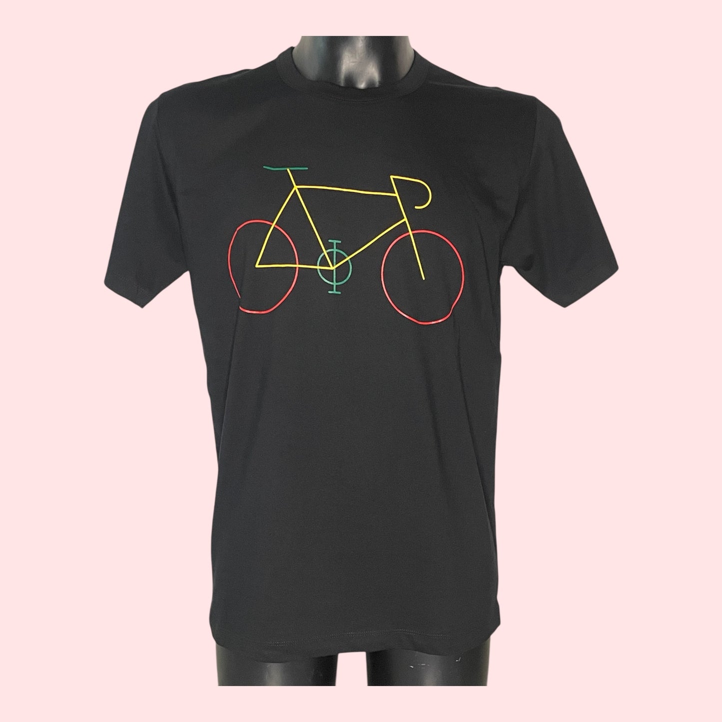 Maglietta nera con stampa minimal di bicicletta a linee colorate — t-shirt uomo/donna, on model.