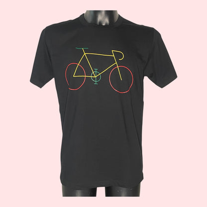 Maglietta nera con stampa minimal di bicicletta a linee colorate — t-shirt uomo/donna, on model.