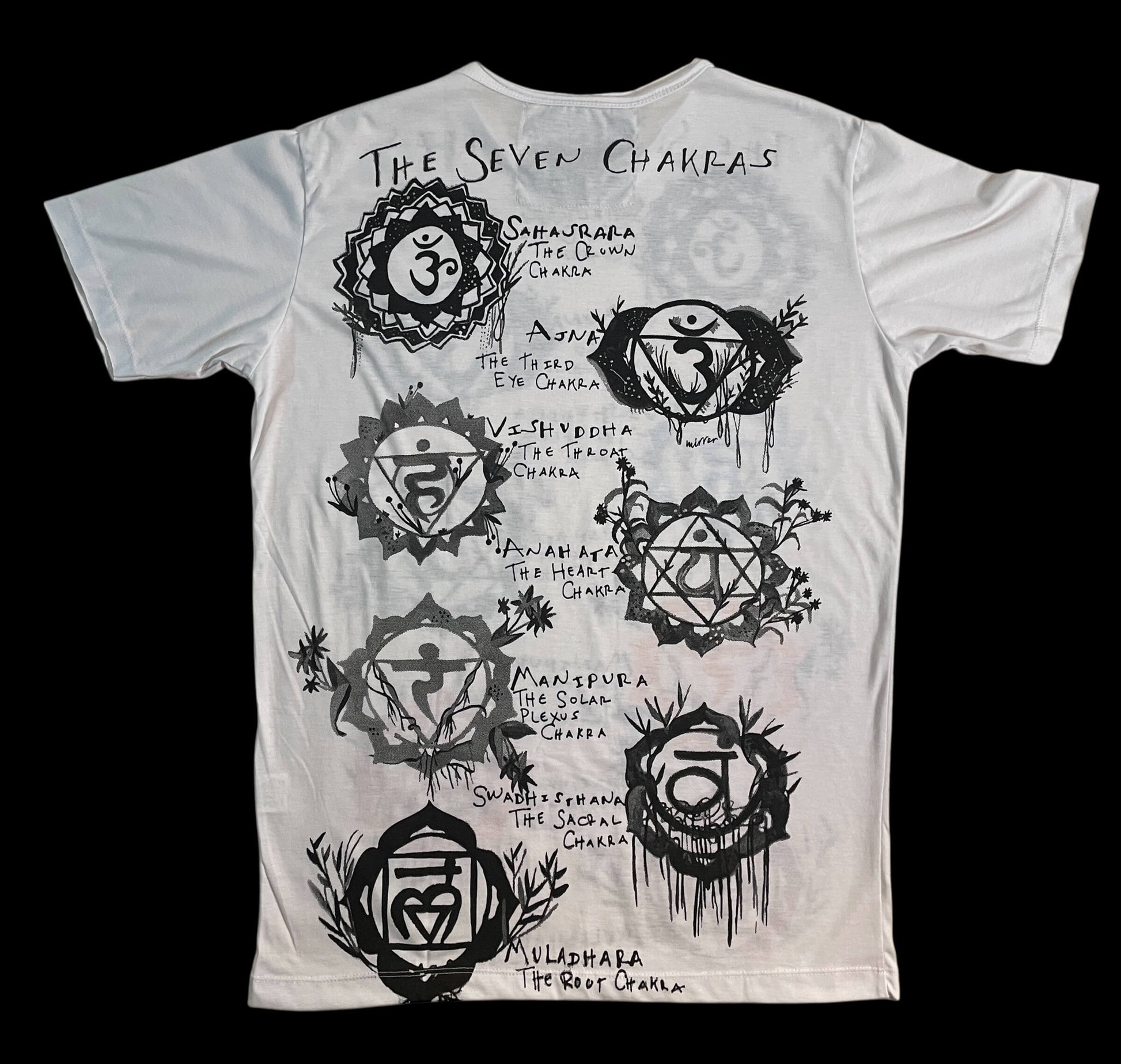 T-shirt bianca con illustrazione dei sette chakra e simboli energetici colorati, stile artistico, retro.